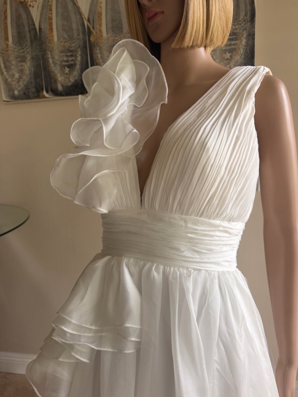 Mac Duggal

Ruffle Shoulder V-Neck Gown White size 4 - Picture 8 of 12